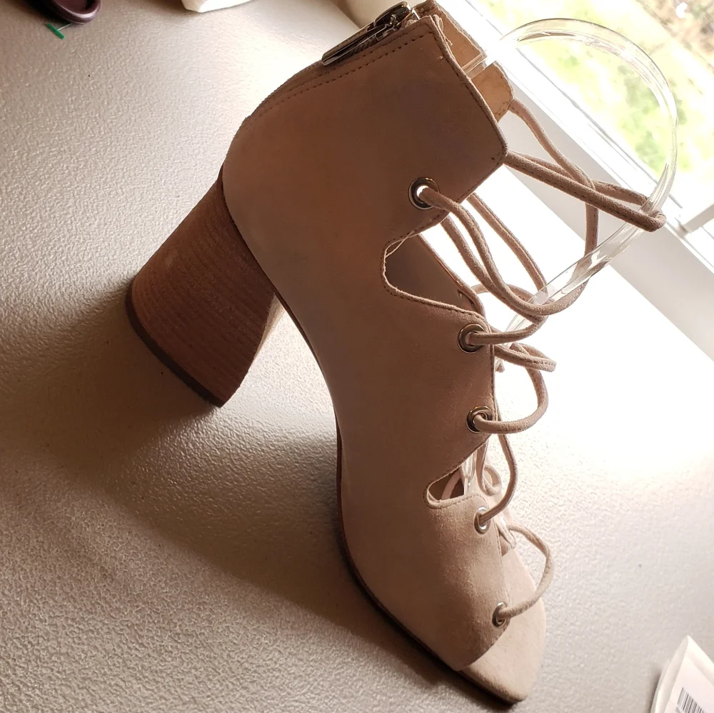 Vince Camuto Nahara Suede Laced Zipback Square Toe Cuban Heel Sandals NWOT 9